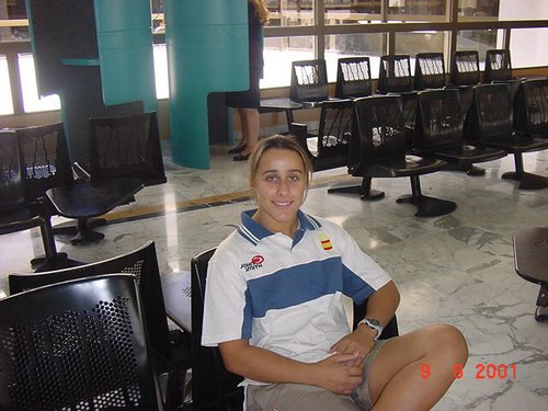 seba sentada aeropuerto.JPG